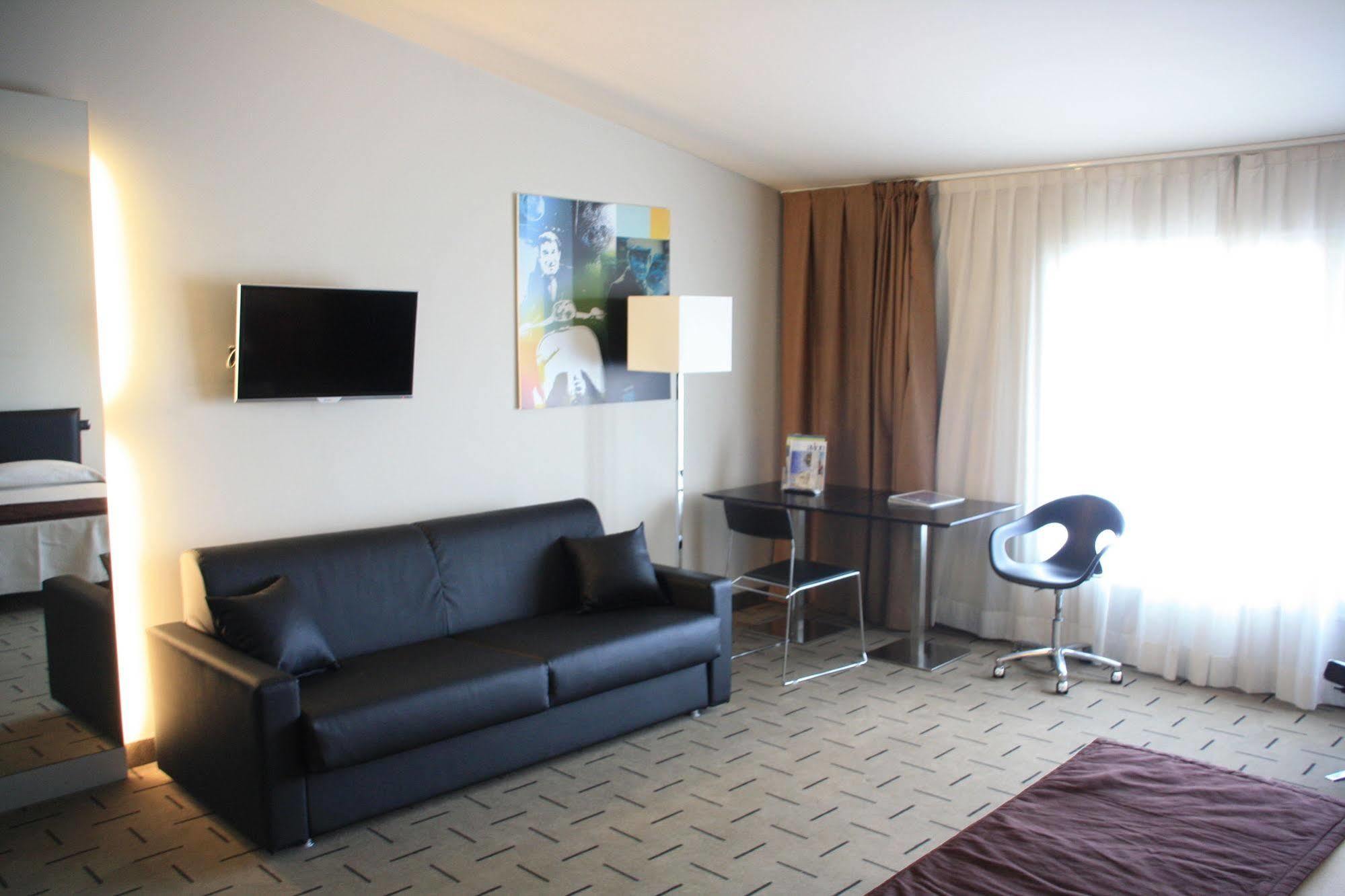 Hotel Continental เกรโมนา ภายนอก รูปภาพ