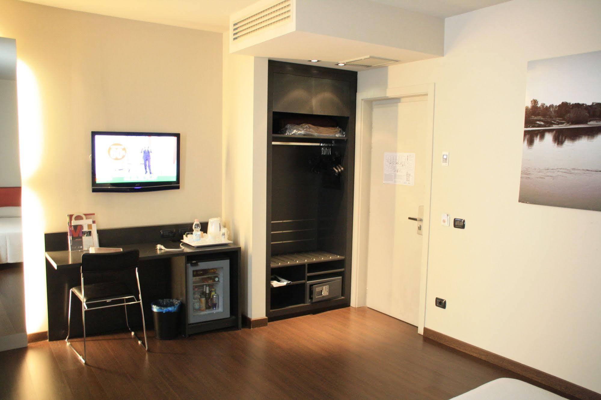 Hotel Continental เกรโมนา ภายนอก รูปภาพ