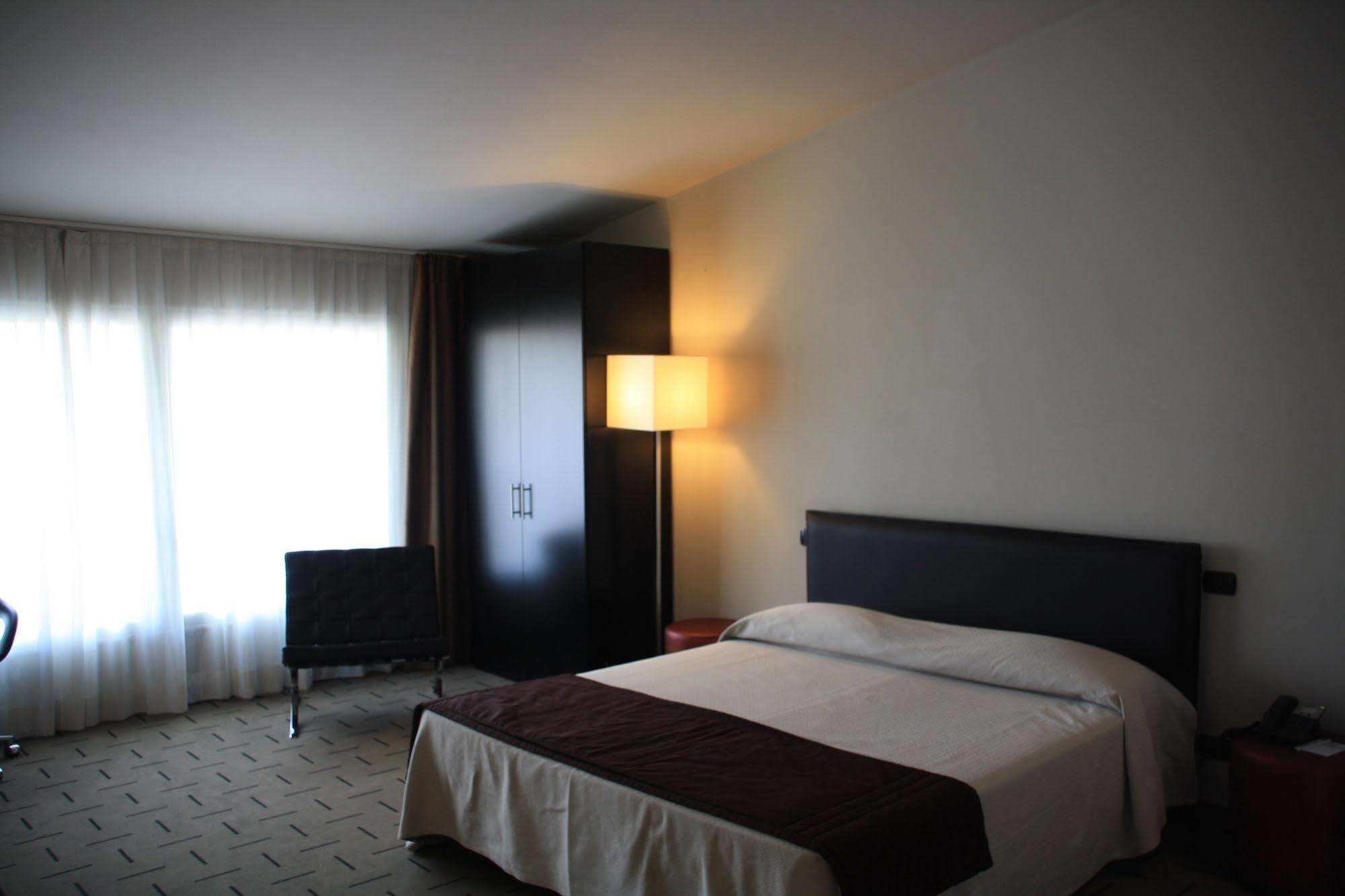 Hotel Continental เกรโมนา ภายนอก รูปภาพ