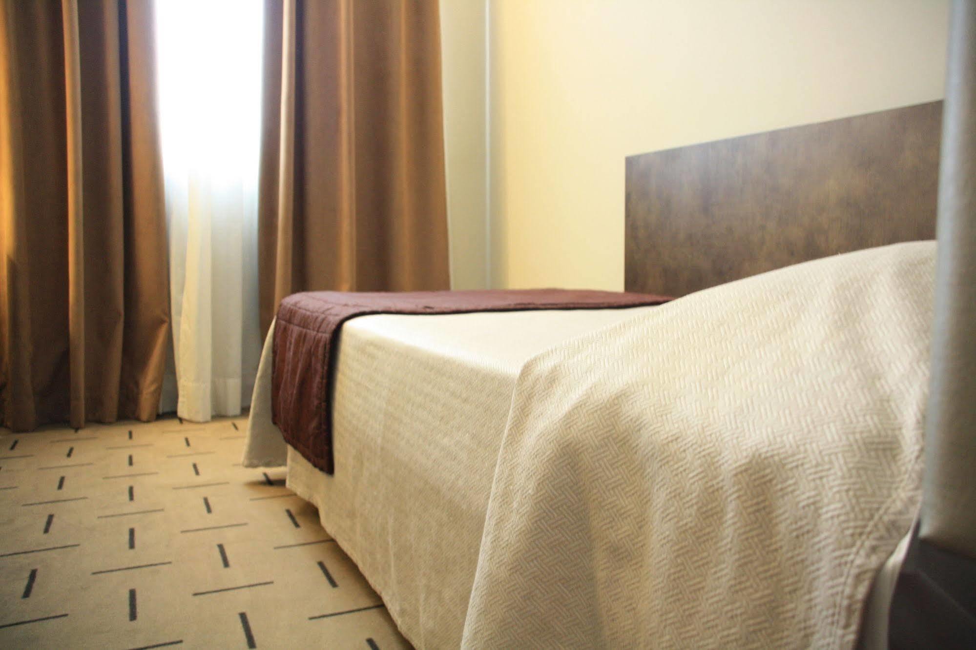 Hotel Continental เกรโมนา ภายนอก รูปภาพ