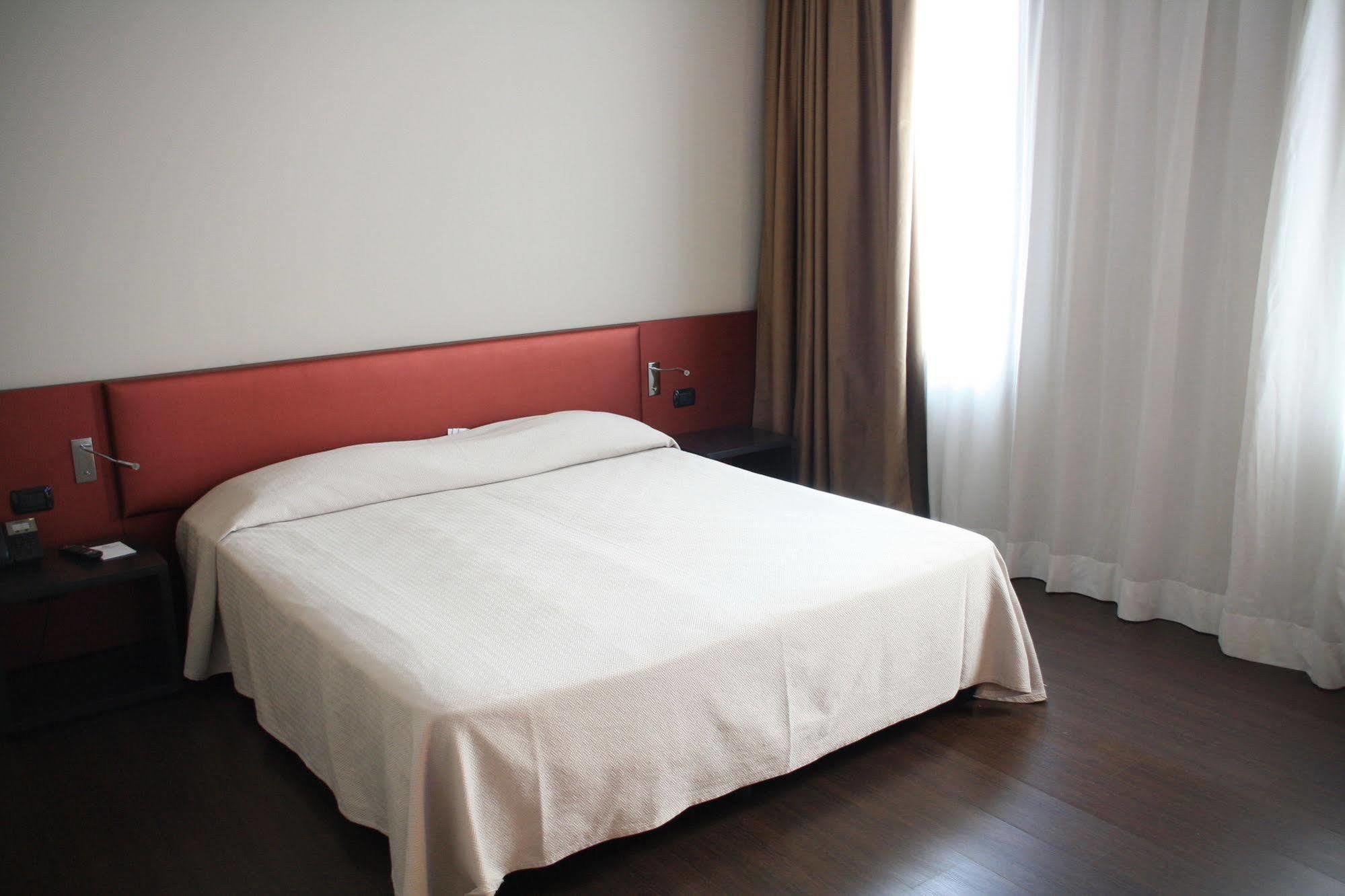 Hotel Continental เกรโมนา ภายนอก รูปภาพ